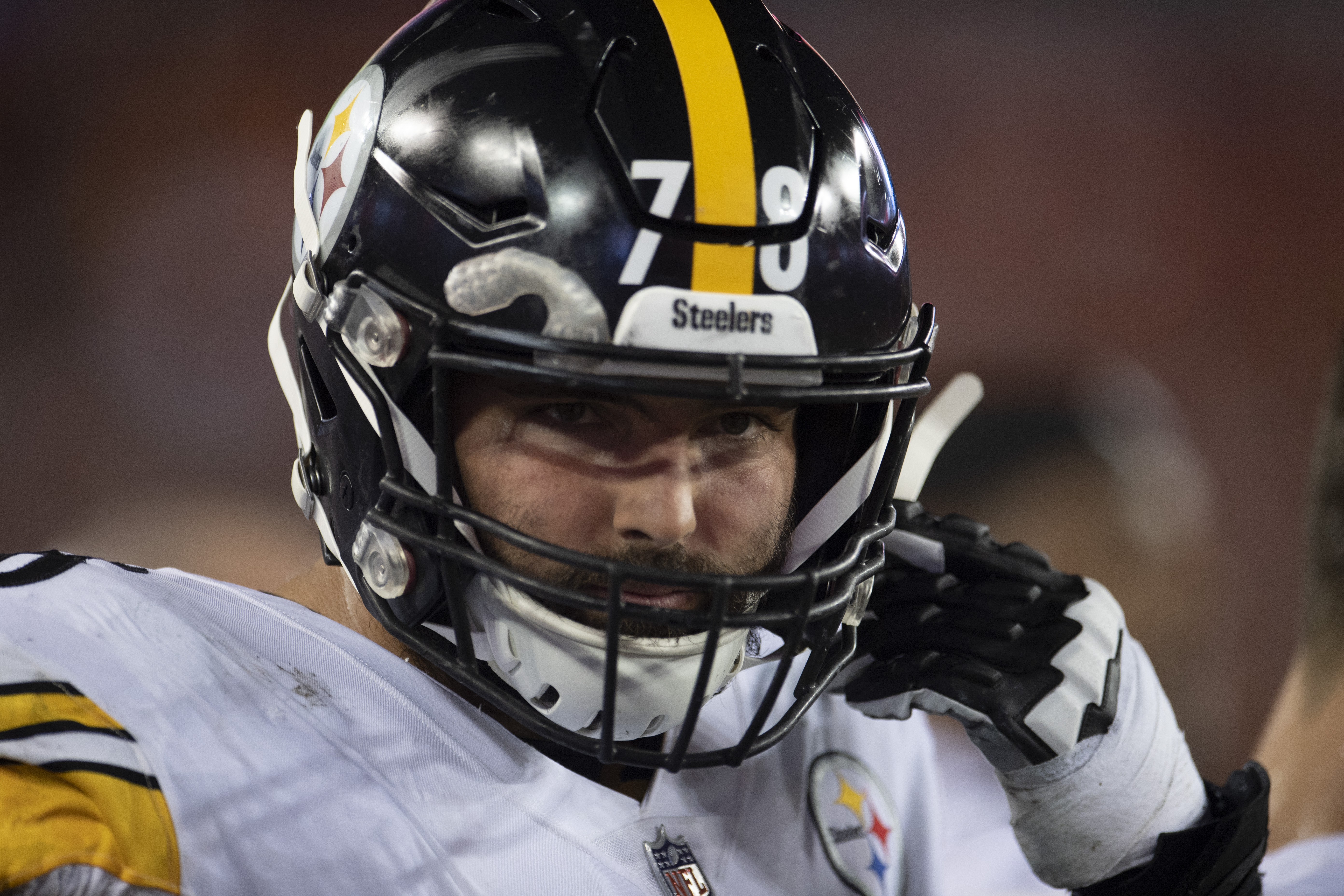 Alejandro Villanueva '10 Checks In - Army West Point